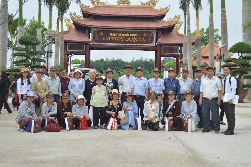 Mua mộ phần cho cha mẹ - nỗi trăn trở mùa Vu Lan báo hiếu - 1 Hoa Viên Bình An tấp nập khách tham quan