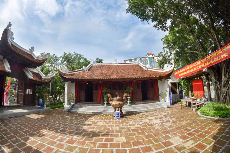 
Đền Thuy Trung Tiên mới được khánh thành sau 2 năm phục dựng, nằm trên một đảo nhỏ ở góc phía Bắc hồ Trúc Bạch (Ba Đình, Hà Nội). Đền còn có tên khác là Thủy Trung Từ hay đền Cẩu Nhi.
