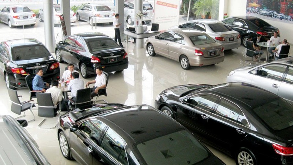 Đại gia ô tô lỗ nặng: Đóng showroom, đi bán nước ngọt, quần áo - 2
Nhiều ông chủ salon bế tắc, không biết chuyển hướng kinh doanh gì