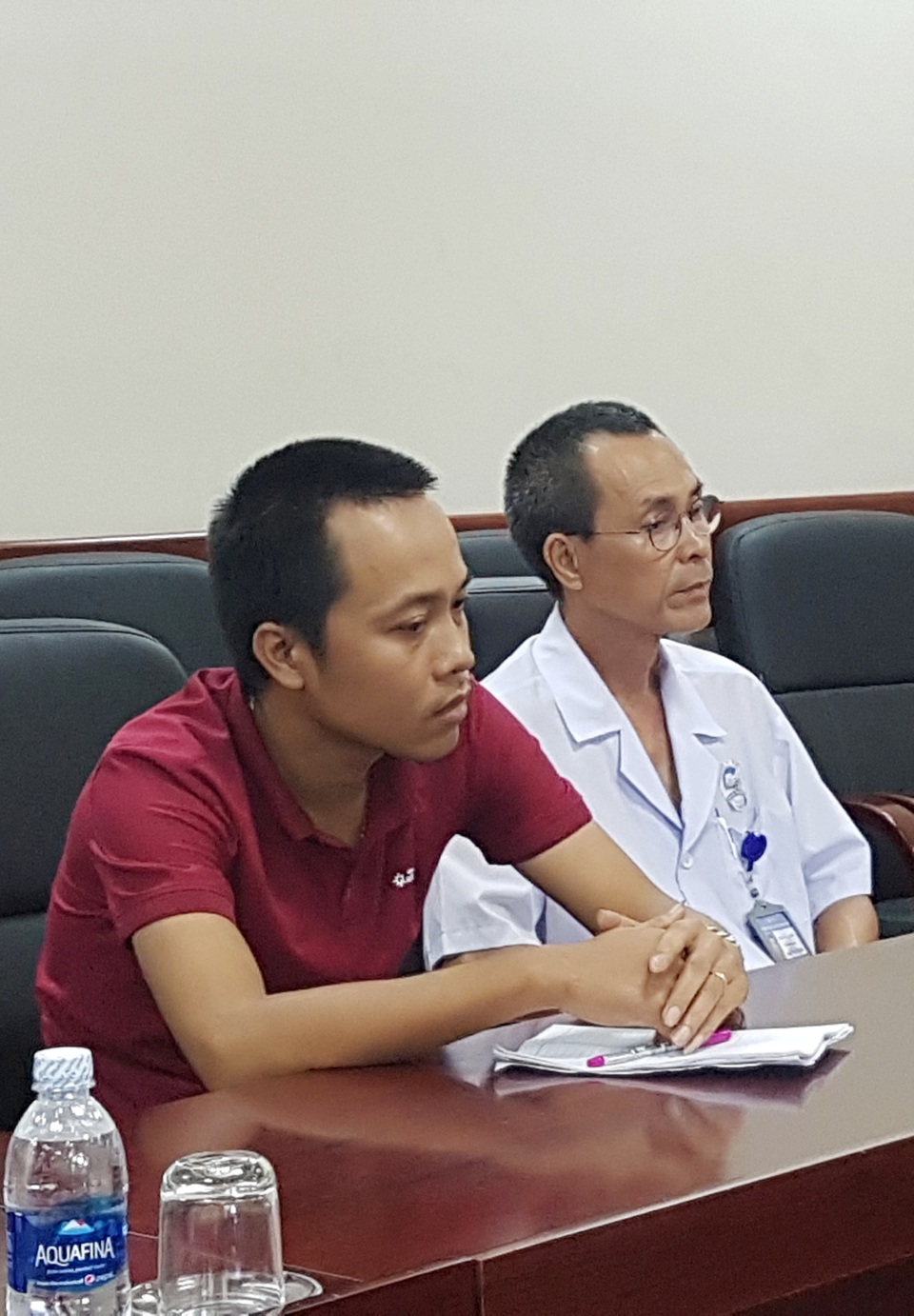 Tạm ngưng công tác 2 ê-kip trực liên quan thai nhi 32 tuần chết lưu - 2 Anh Nam (áo đỏ) quá đau buồn trước cái chết của con