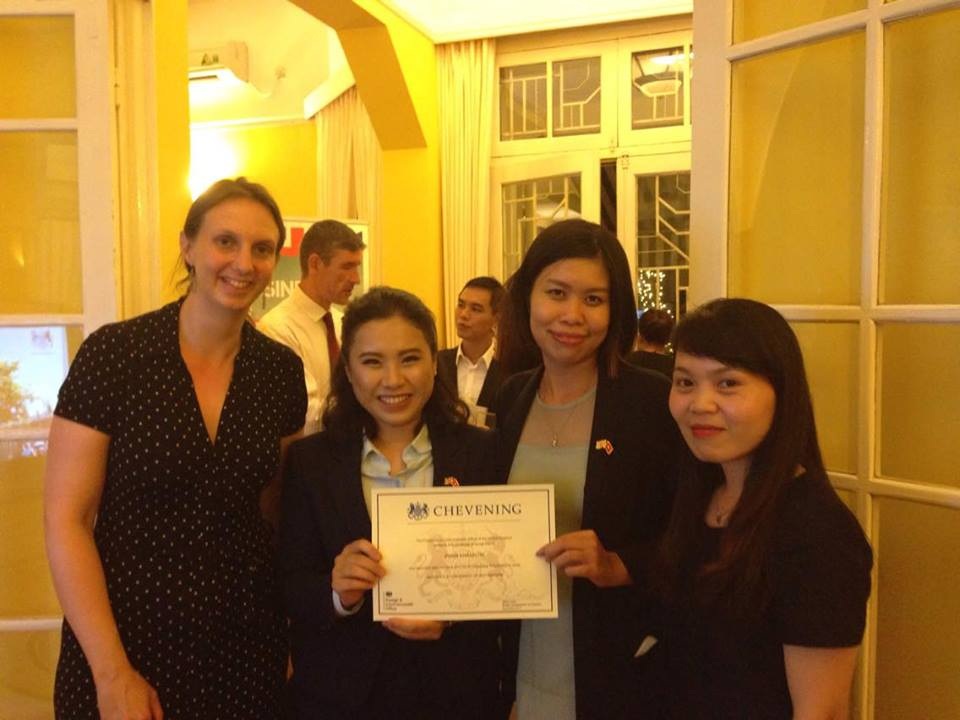 Đại sứ Anh trao học bổng Chevening cho 21 học giả Việt Nam - 2
Khánh Hà rạng rỡ nhận chứng nhận học bổng Chevening