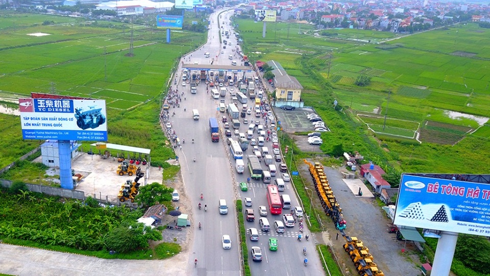 Nhan nhản "sống trâu, rãnh cào" trên quốc lộ 5 - 1
Những ngày qua, tại trạm thu phí BOT số 1 quốc lộ 5 xảy ra tình trạng tài xế cố tình dùng tiền lẻ mua vé nhằm phản đối vì cho rằng đặt trạm BOT tại đây để hoàn vốn cho cao tốc Hà Nội - Hải Phòng là vô lý, bên cạnh việc giá vé quá cao.