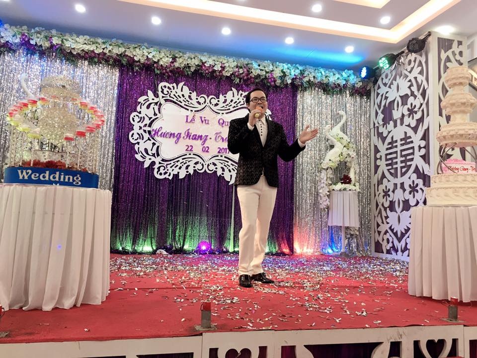 MC Mạnh Hà dẫn chương trình trong một tiệc cưới