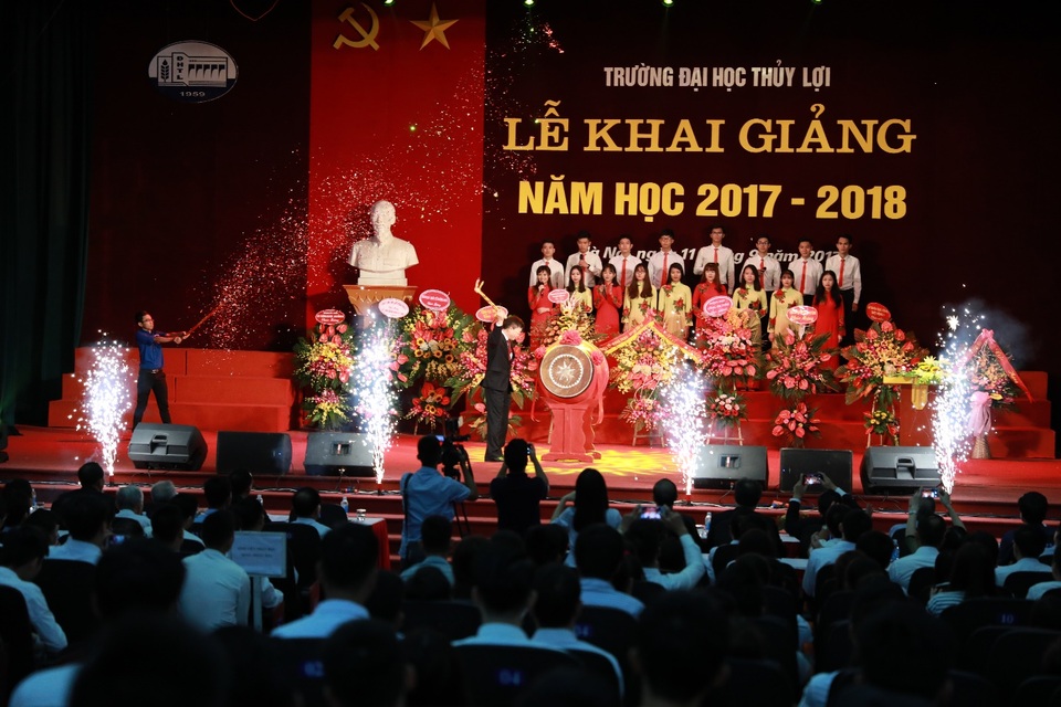 Trường Đại học Thủy lợi trao học bổng hơn nửa tỷ đồng cho tân sinh viên - 1
GS.TS Nguyễn Quang Kim, hiệu trưởng nhà trường đánh trống khai giảng năm học 2017-2018