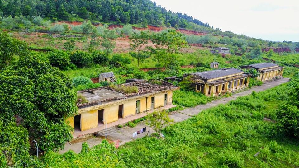 Ám ảnh những phận già cô đơn trong trại phong bỏ hoang ở Hà Nội - 1
Trại phong Đá Bạc nằm giữa những ngọn đồi heo hút trên địa bàn xã Minh Phú, Sóc Sơn, Hà Nội. Năm 2013, trại được di dời đi nơi khác nhưng có 10 bệnh nhân vẫn quyết tâm ở lại. Tới đây, cảm giác cô đơn, hoang tàn hiện rõ qua những dãy nhà bỏ hoang xuống cấp.