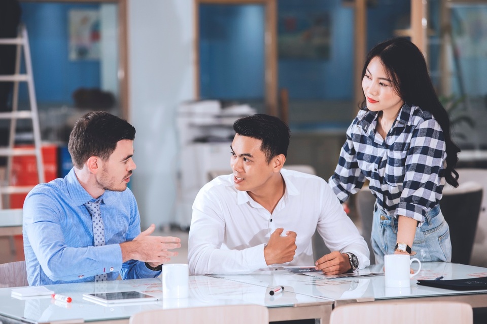 Vì sao bạn chưa giỏi giao tiếp tiếng Anh dù học rất chăm? - 1 Người lớn bận rộn vẫn dễ dàng thành công với tiếng Anh, nếu biết cách.