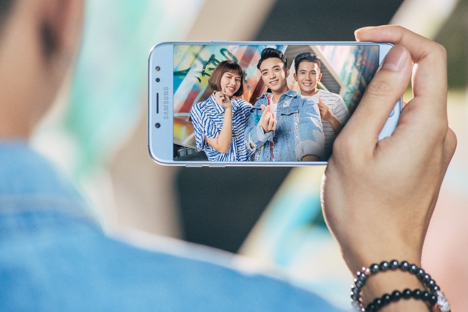 “Phá đảo” mạng xã hội với tính năng selfie mới trên Galaxy J7 Pro - 1 Galaxy J7 Pro cho phép xóa phông ấn tượng kể cả khi selfie bằng camera trước