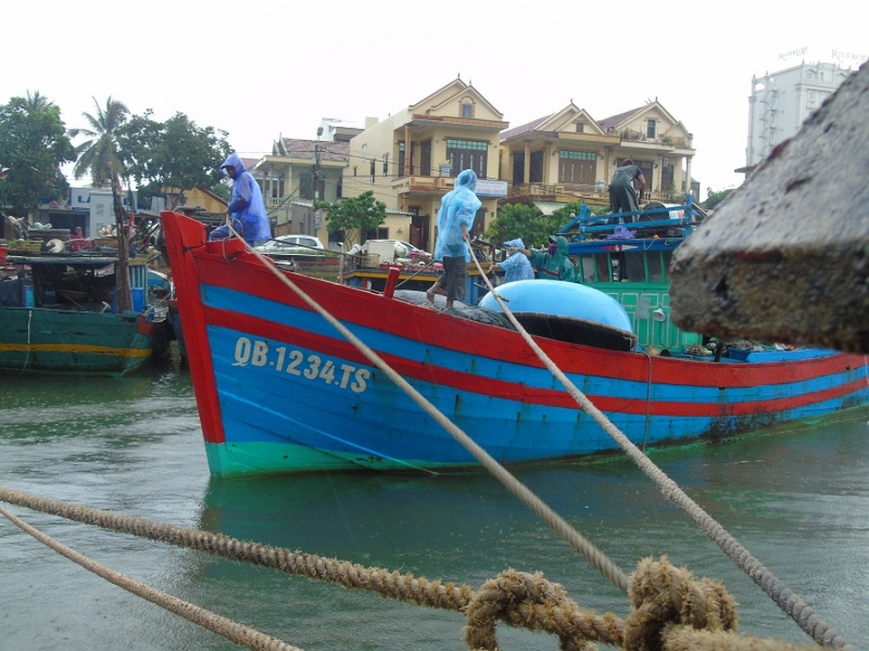 Miền Trung bắt đầu mưa, dân hối hả chạy "siêu bão" - 13 Ngư dân Quảng Bình neo chằng tàu cá tránh hư hỏng do bão