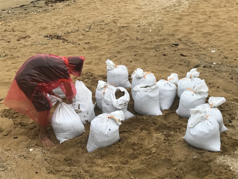 Miền Trung bắt đầu mưa, dân hối hả chạy "siêu bão" - 20 Người dân ven biển phường Quỳnh Phương, TX Hoàng Mai chuẩn bị bao cát chặn mái nhà.