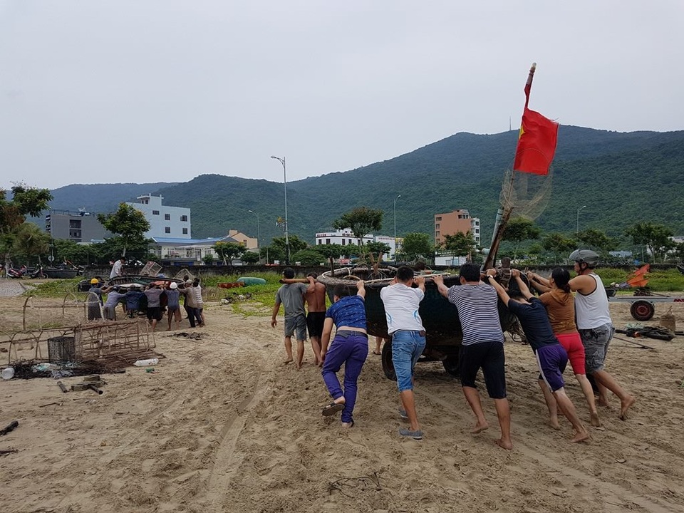 Công an giúp dân gặt lúa chạy bão - 14 Báo cáo của Ban chỉ huy Phòng chống thiên tai – Tìm kiếm cứu nạn (Bộ đội Biên phòng TP Đà Nẵng) cho biết, có 1.457 phương tiện/5.840 lao động đã về bờ neo đậu để trú bão số 10. (Ảnh: Khánh Hồng)