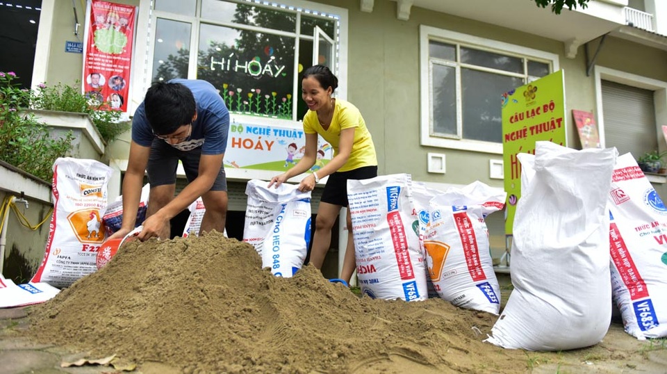 Hà Nội: Người dân hối hả “đắp đê” trước cửa nhà phòng mưa ngập sau bão - 1
Lo sợ ảnh hưởng của hoàn lưu bão số 10 có thể gây mưa lớn, ngập lụt nhiều người dân tại khu đô thị Nam An Khánh (Hoài Đức, Hà Nội) đã mua cát về, đóng thành bao tải “đắp đê”, chắn sóng trước cửa nhà.