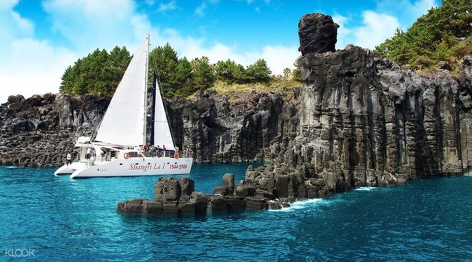 Trải nghiệm những cảm giác mê hoặc với tour cao cấp mới tại Jeju - 2
Ngắm cột đá từ du thuyền là một trải nghiệm khó quên. (Nguồn: Tổng cục Du lịch Hàn Quốc)