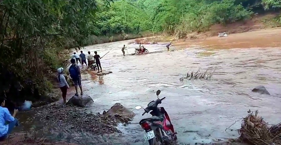 Từng tốp thầy cô vượt suối.