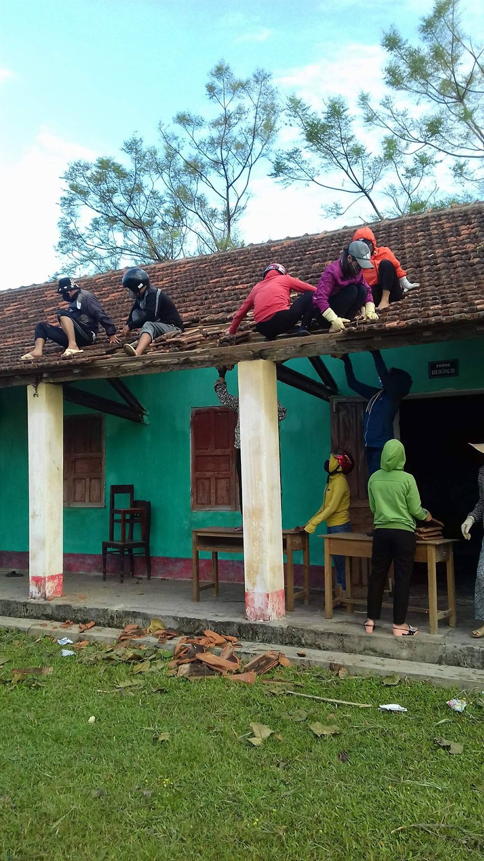 12 giờ trưa ngày 17/9, trời nắng gắt, những giọt mồ hôi đã ướt đẫm trên vai nhưng các thầy cô vẫn cố gắng làm để kịp đón học sinh tới lớp vào sáng nay 18/9.