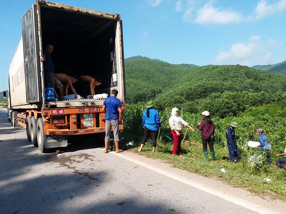 Tổ chức giải phóng hàng hóa trên chiếc xe gặp nạn