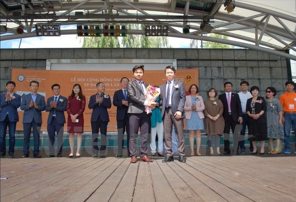 
 Tham tán Công sứ Đại sứ quán Việt Nam tại Hàn Quốc Trần Anh Vũ (bên phải hàng trên) chụp ảnh lưu niệm. (Ảnh: Hữu Tuyên/Vietnam+)
