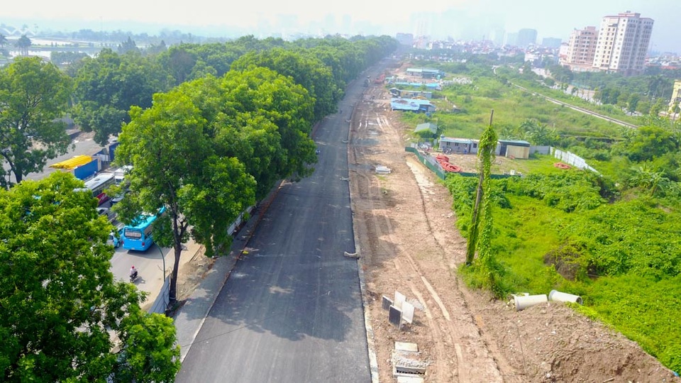 Công trường đường vành đai hơn 8.500 tỷ đồng ở Hà Nội - 1
Dự án mở rộng đường vành đai 3, đoạn từ cầu vượt Mai Dịch đến cầu Thăng Long, được khởi công tháng 10/2016 với tổng mức đầu tư 3.110 tỷ đồng bằng ngân sách của thành phố Hà Nội. Công trình dự kiến hoàn thành vào quý I năm 2018. Sau khi hoàn thành đường, đường trên cao sẽ tiếp tục tục được xây dựng để hoàn thiện tuyến vành đai 3 trên cao. Hai dự án có tổng mức đầu từ gần 8.500 tỷ đồng, trung bình 1.500 tỷ đồng mỗi km.