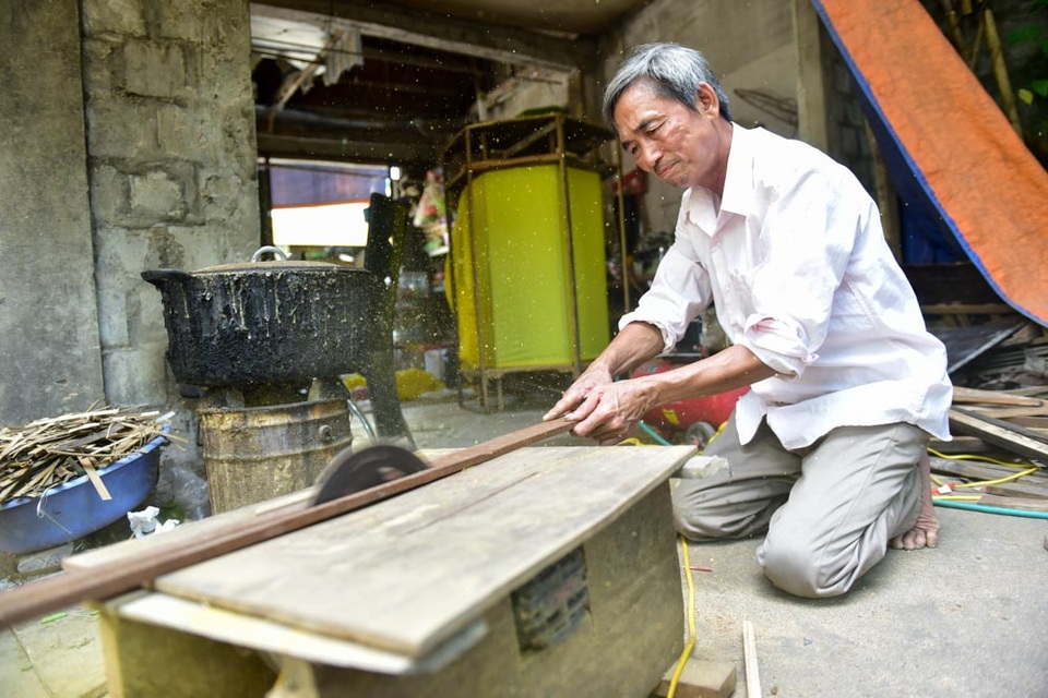 Gặp người đàn ông làm đèn kéo quân "kỷ lục Việt Nam" - 1
Theo ông Vũ Văn Sinh (thôn Đàn Viên, xã Cao Viên, Thanh Oai, Hà Nội), ông bắt đầu làm đèn lồng từ năm 8 tuổi và duy trì nghề cho đến nay. Ở làng ông, làm lồng đèn, đèn Trung thu là nghề truyền thống.