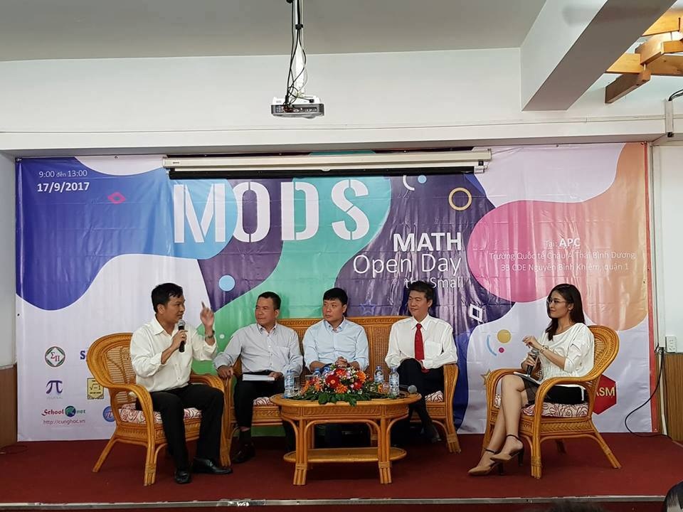 Học Toán để làm gì? Học Toán để làm giàu! - 1 Các diễn giả tranh luận mục đích của việc học Toán tại Ngày hội Toán học nhỏ.