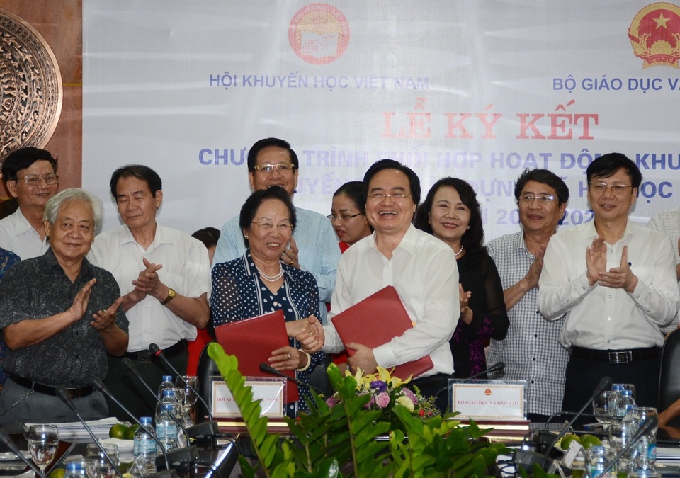 Bộ GD-ĐT và Hội Khuyến học Việt Nam kí kết phối hợp xây dựng Xã hội học tập - 1
Nguyên Phó Chủ tịch nước Nguyễn Thị Doan – Chủ tịch Hội Khuyến học Việt Nam và Bộ trưởng Bộ GD&ĐT Phùng Xuân Nhạ đã dự, ký kết chương trình phối hợp giữa hai cơ quan.