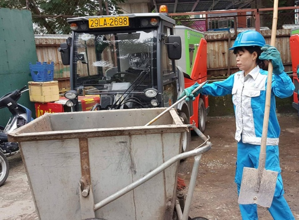 Giây phút hãi hùng ám ảnh nữ lao công trong cơn bão - 1
Chị Thanh Hoài chuẩn bị dụng cụ trước khi vào giờ làm. Ảnh: Nhật Linh