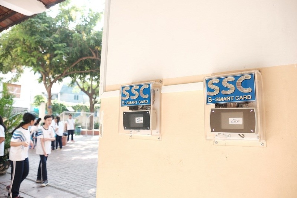 HS tới trường, quẹt thẻ chuyên nghiệp như đi làm - 3
Có 7 máy điểm danh được đặt ngay cửa trường... (Ảnh: Thanh Tuyền)