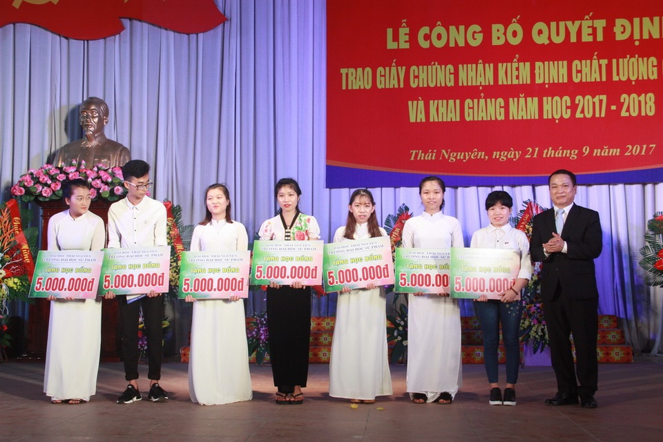 Trường ĐH Sư phạm Thái Nguyên đạt tiêu chuẩn kiểm định chất lượng giáo dục - 2
GS.TS Phạm Hồng Quang trao học bổng cho các tân sinh viên đạt trên 27 điểm đầu vào
