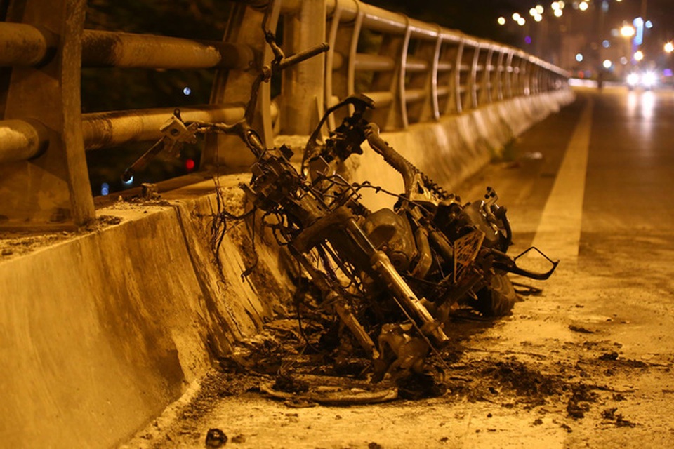 
Chiếc xe cháy trơ khung chưa có người tới nhận lại.
