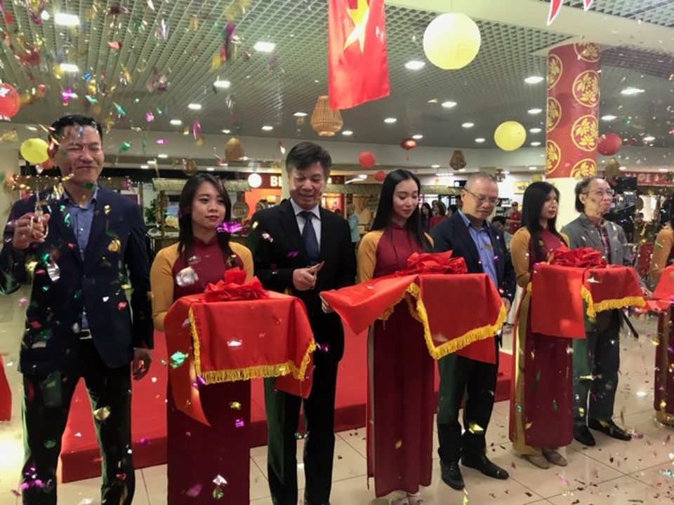 Rực rỡ Festival thức ăn đường phố Việt tại Nga - 2
Cắt băng khai mạc Festival