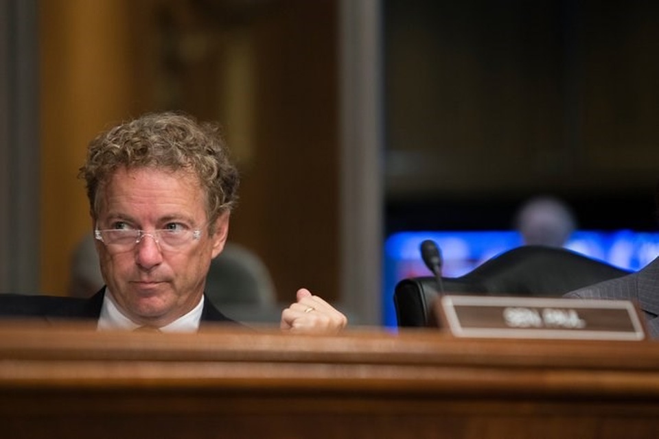 Phe Cộng hòa vẫn không thể lật di sản của ông Obama - 2
Thượng nghị sĩ Cộng hòa Rand Paul, tuần rồi cho biết sẽ không đồng ý dự luật của Thượng viện vì không đủ mạnh để thay thế Obamacare. Ảnh: NEW YORK TIMES