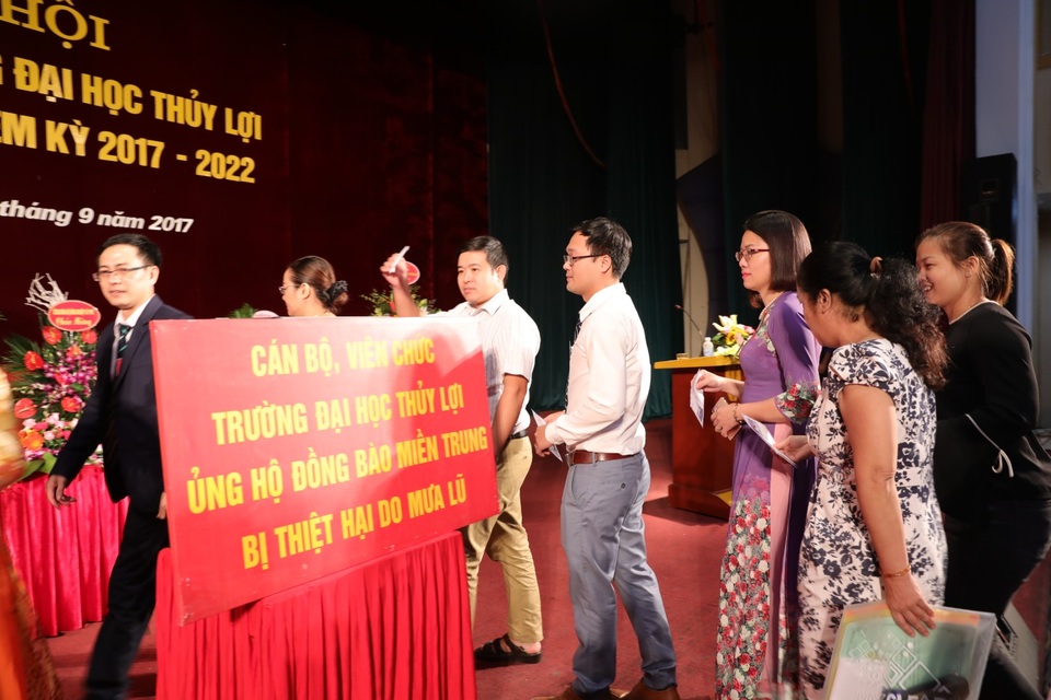 Trường Đại học Thủy lợi quyên góp ủng hộ đồng bào lũ lụt miền Trung - 1
Các đại biểu dự đại hội công đoàn Trường ĐH Thủy Lợi ủng hộ trực tiếp
