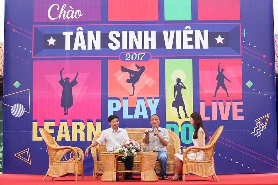 Tân sinh viên cần học và sống thế nào trước kỷ nguyên 4.0? - 1
PGS.TS. Trần Văn Tớp và TS. Nguyễn Thành Nam chia sẻ những câu chuyện ý nghĩa với tân sinh viên