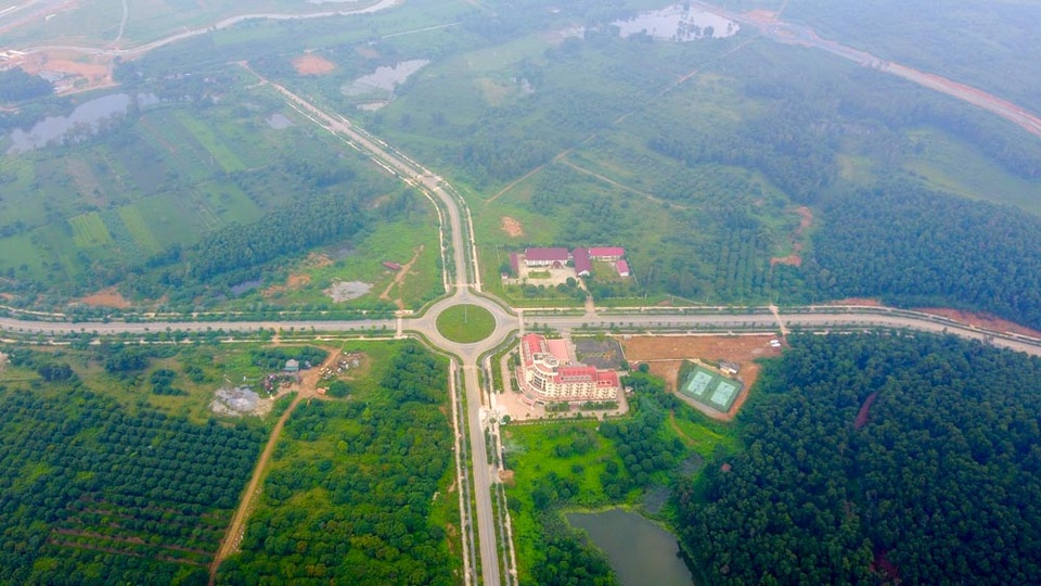Toàn cảnh công trình khu đô thị đại học hơn 7 nghìn tỷ tại Hà Nội - 1
Dự án Đầu tư Xây dựng Đại học Quốc gia Hà Nội (ĐHQG Hà Nội) tại Hòa Lạc (Thạch Thất, Hà Nội) được triển khai trên tổng quỹ đất lên đến 1.000ha. Dự án được Chính phủ thông qua báo cáo nghiên cứu tiền khả thi năm 2003 do chính ĐHQG Hà Nội làm chủ đầu tư. Đến tháng 9/2008, Thủ tướng Chính phủ đã quyết định chuyển chủ đầu tư dự án sang Bộ Xây dựng.