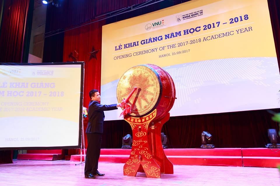 PGS.TS Lê Trung Thành - Chủ nhiệm Khoa Quốc tế gióng hồi trống giòn giã đón chào năm học mới.