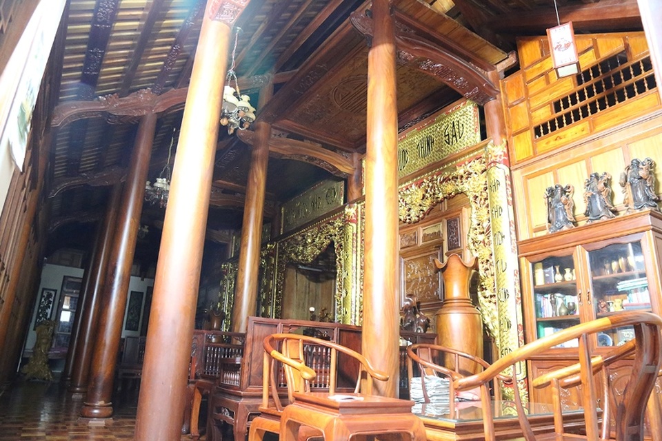 Sẽ kiểm tra nhà gỗ “khủng” của Chi cục trưởng Kiểm lâm - 2 Bên trong căn nhà, gian giữa được bày trí làm nơi thờ
