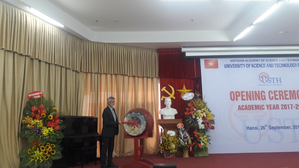 Đại học Việt - Pháp khai giảng năm học mới - 1
G.S Patrick Boiron - Hiệu trưởng Nhà trường đánh trống khai giảng năm học mới.