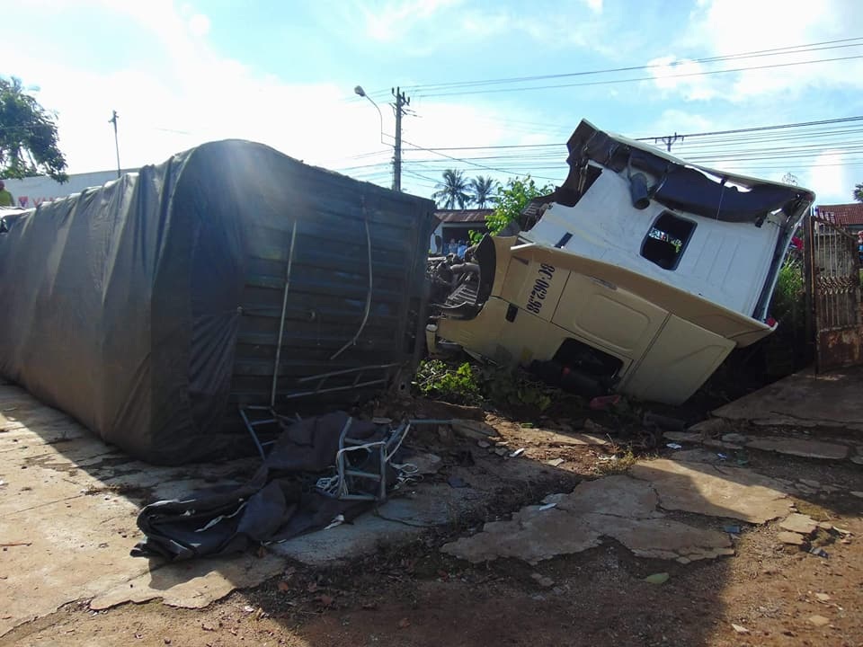 Ô tô của Bí thư Huyện ủy va chạm với xe máy, 2 người nhập viện - 3 
Phần đầu xe đứt lìa khỏi phần thân (ảnh CTV)