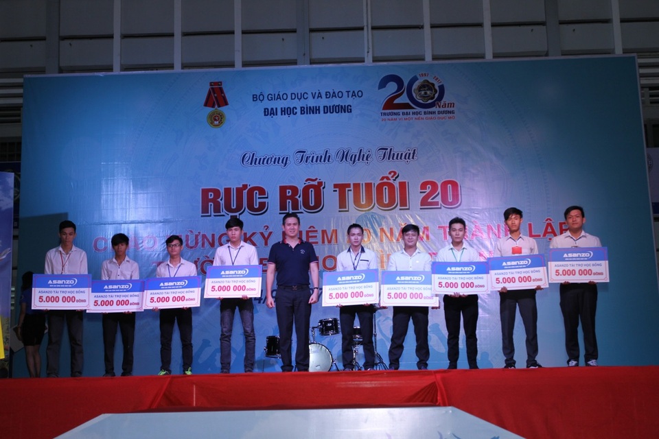 SV ngành điện tử: Nhà trường “khuyến hành”, doanh nghiệp "khuyến tập" - 1
Ông Phạm Văn Tam - Chủ tịch Tập đoàn điện tử Asanzo trao học bổng cho các em có hoàn cảnh đặc biệt nhưng đạt thành tích xuất sắc.