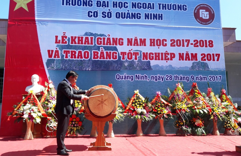 Đại học Ngoại thương cơ sở Quảng Ninh khai giảng năm học mới - 1 PGS.TS Bùi Anh Tuấn, Hiệu trưởng nhà trường đánh trống khai giảng năm học mới.