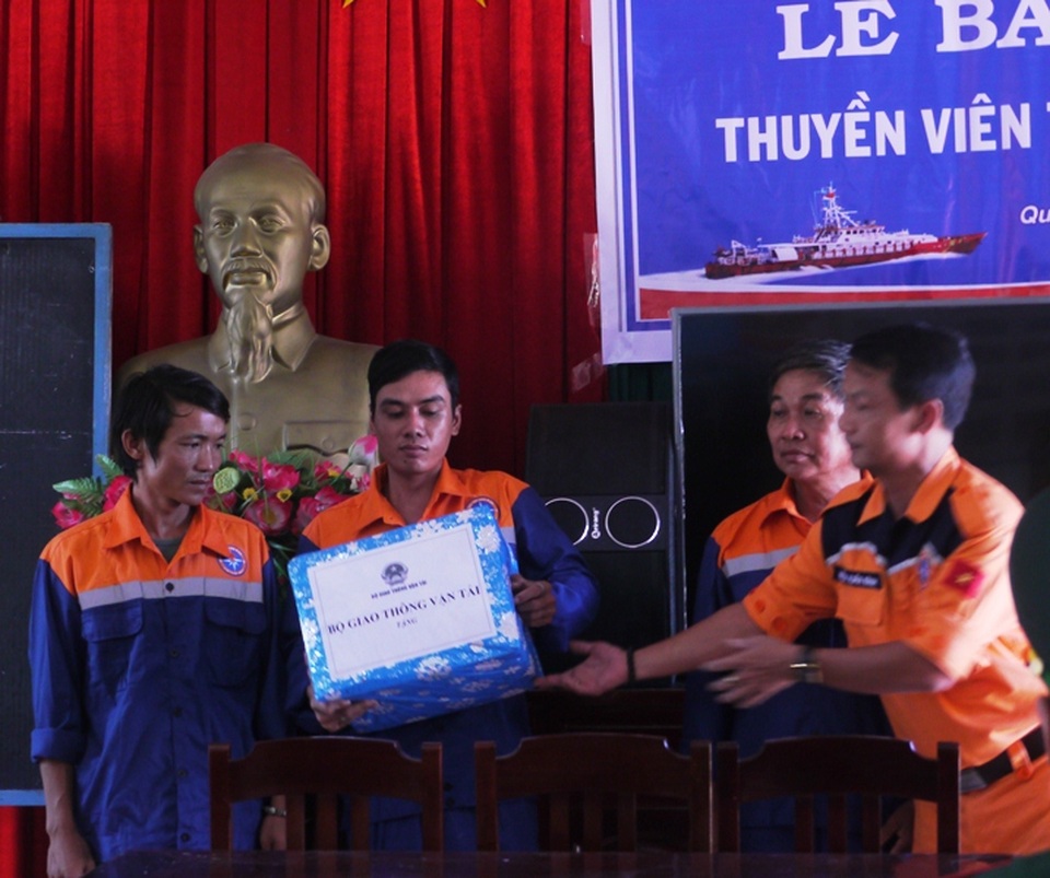 Vượt 170 hải lý cứu 3 ngư dân gặp nạn trên biển - 3 Đại diện Trung tâm Phối hợp tìm kiếm, cứu nạn hàng hải Việt Nam thăm hỏi, động viên và tặng quà cho các ngư dân gặp nạn.