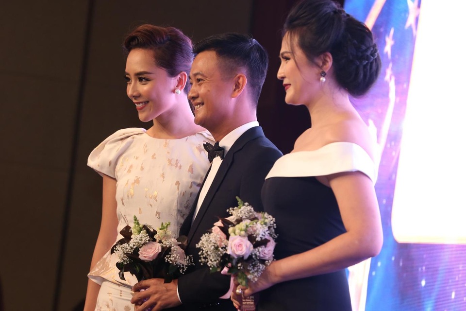 Chủ tịch HĐQT MiGroup Đinh Minh: Chúng tôi muốn tôn vinh cái đẹp - 1 TS. Đinh Minh – CTHĐQT chuỗi Nhà hàng Siêu thị Thế Giới Hải Sản nhận hoa cảm ơn từ GĐ Quốc Gia - Á Hậu Dương Trương Thiên Lý cho đơn vị đồng hành trong hạng mục ẩm thực cuộc thi “HHHV Việt Nam 2017”
