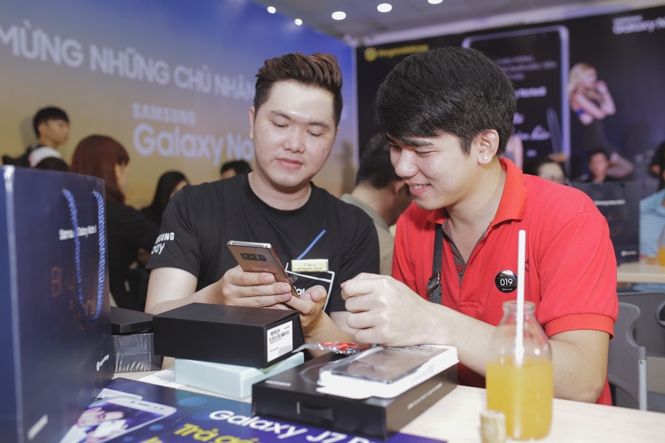 Chuyện chưa kể về những chủ nhân Galaxy Note8 đầu tiên - 1 Anh Sầm Khánh Giai (áo đỏ) là một trong số hơn 86% người dùng toàn cầu cảm thấy yêu mến và hài lòng với những chiếc điện thoại Galaxy Note (theo thống kê mới nhất của Công ty Edelman Intelligence).