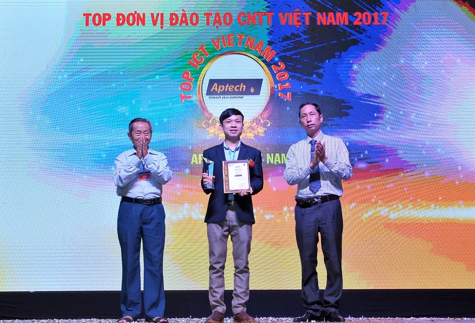 Aptech nhận giải “Top ICT Việt Nam 2017” - 1
Đại diện Aptech tại Việt Nam nhận cúp và chứng nhận giải thưởng từ Ban tổ chức