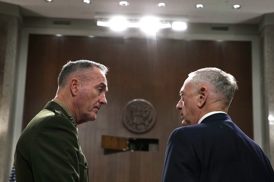 
Bộ trưởng Quốc phòng Mỹ James Mattis (phải) và Chủ tịch Hội đồng Tham mưu trưởng liên quân Mỹ Joseph Dunford đến cuộc điều trần trước Ủy ban Quân vụ Thượng viện ngày 3-10. Ảnh: GETTY IMAGES
