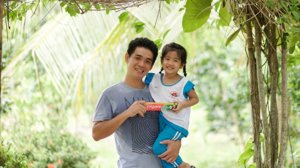 Nụ cười rạng rỡ của con là niềm hạnh phúc của ba mẹ - 1 Anh Nhựt và con gái cười tươi trong bộ ảnh kỷ niệm với Học bổng Colgate 2017.