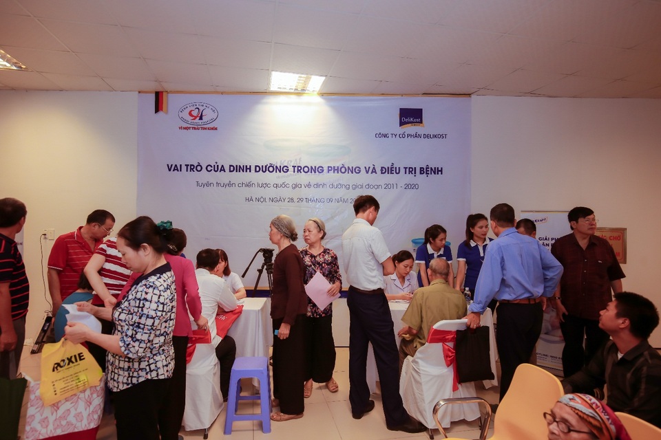 Chung tay hành động vì trái tim khỏe mạnh - 1 Đây là Chương trình mang ý nghĩa nhân văn sâu sắc và đầy tính thiết thực đã nhận được sự ủng hộ nhiệt tình của người dân, chỉ trong 2 ngày, Chương trình đã thu hút khoảng 600 người đến khám và tư vấn dinh dưỡng