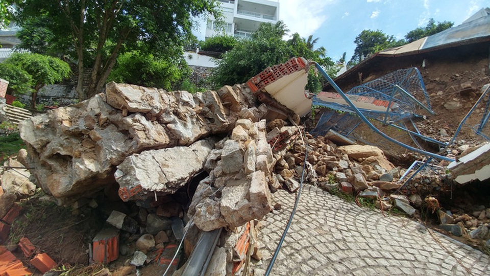 Lượng nước dồn về quá lớn không có lối thoát khiến tường bao vỡ