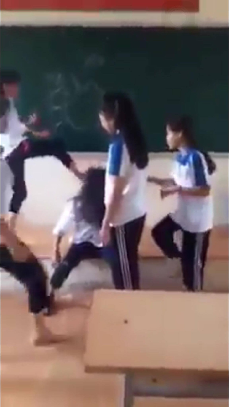 Nữ sinh chịu trận, không phản kháng khi bị nhóm bạn hành hung.