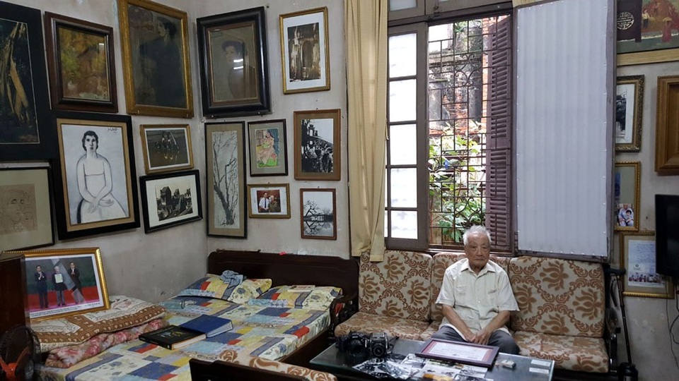 
Bên trong căn nhà nhỏ trên phố Trần Quốc Toản treo đầy những tác phẩm ảnh của ông
