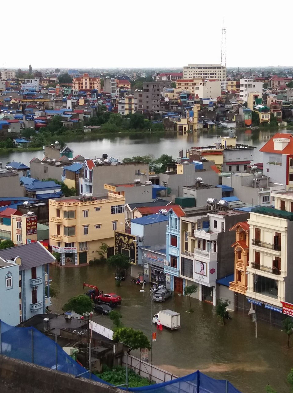 Ngập lụt khiến nhiều phương tiện giao thông chết máy